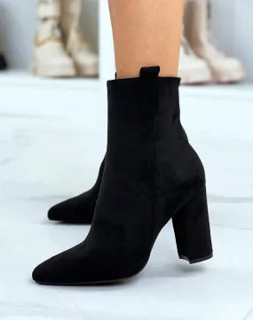 Bottines noires en suédine à talon et bout pointu