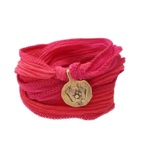 Bracelet en soie à nouer et charm Buddha Feet en bronze Catherine Michiels - Jane de Boy