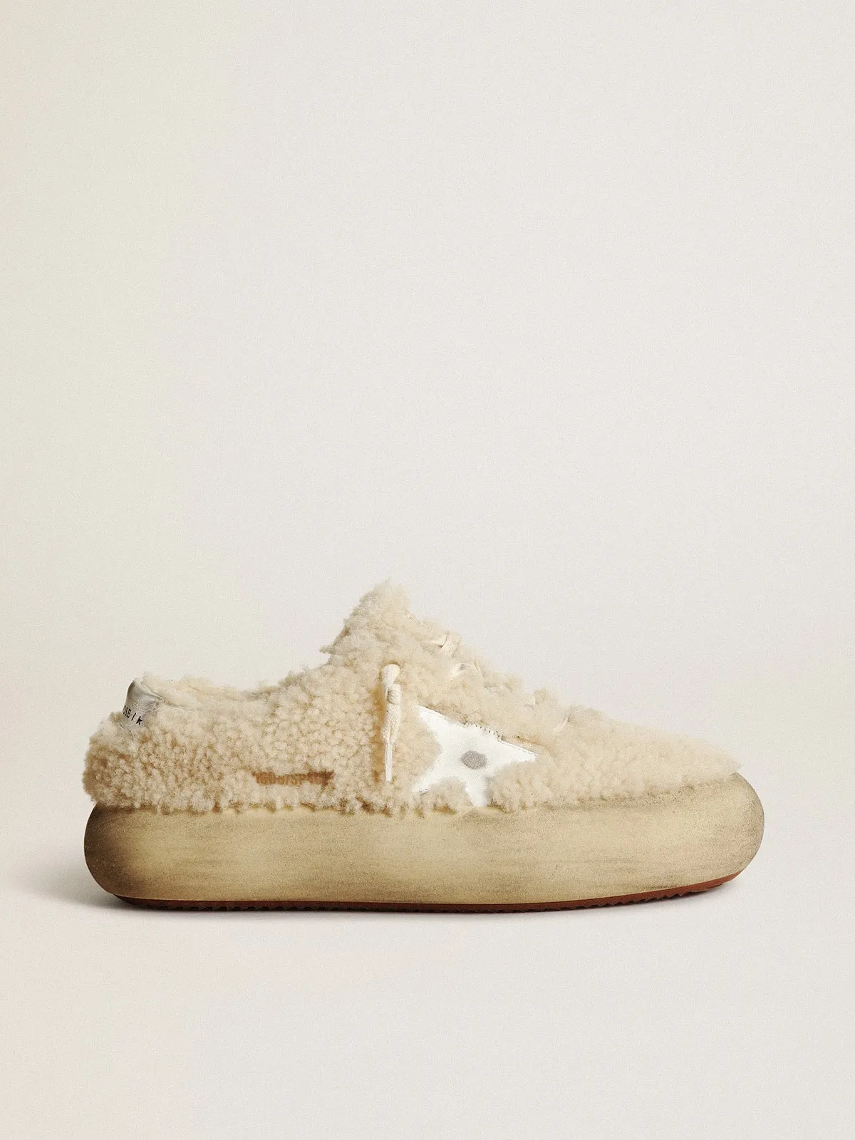 Chaussures Space-Star pour femme en shearling beige avec étoile en cuir blanc et contrefort en cuir lamé | Golden 