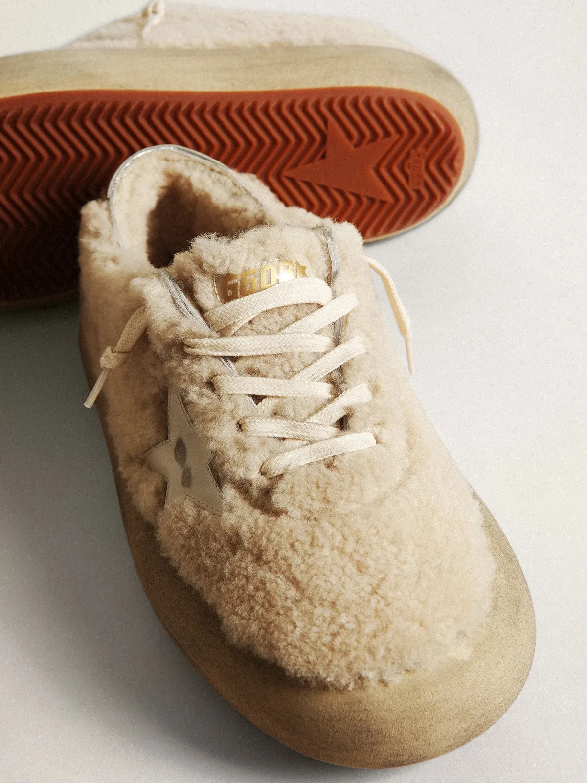 Chaussures Space-Star pour homme en shearling beige avec étoile en cuir blanc et contrefort en cuir lamé | Golden 