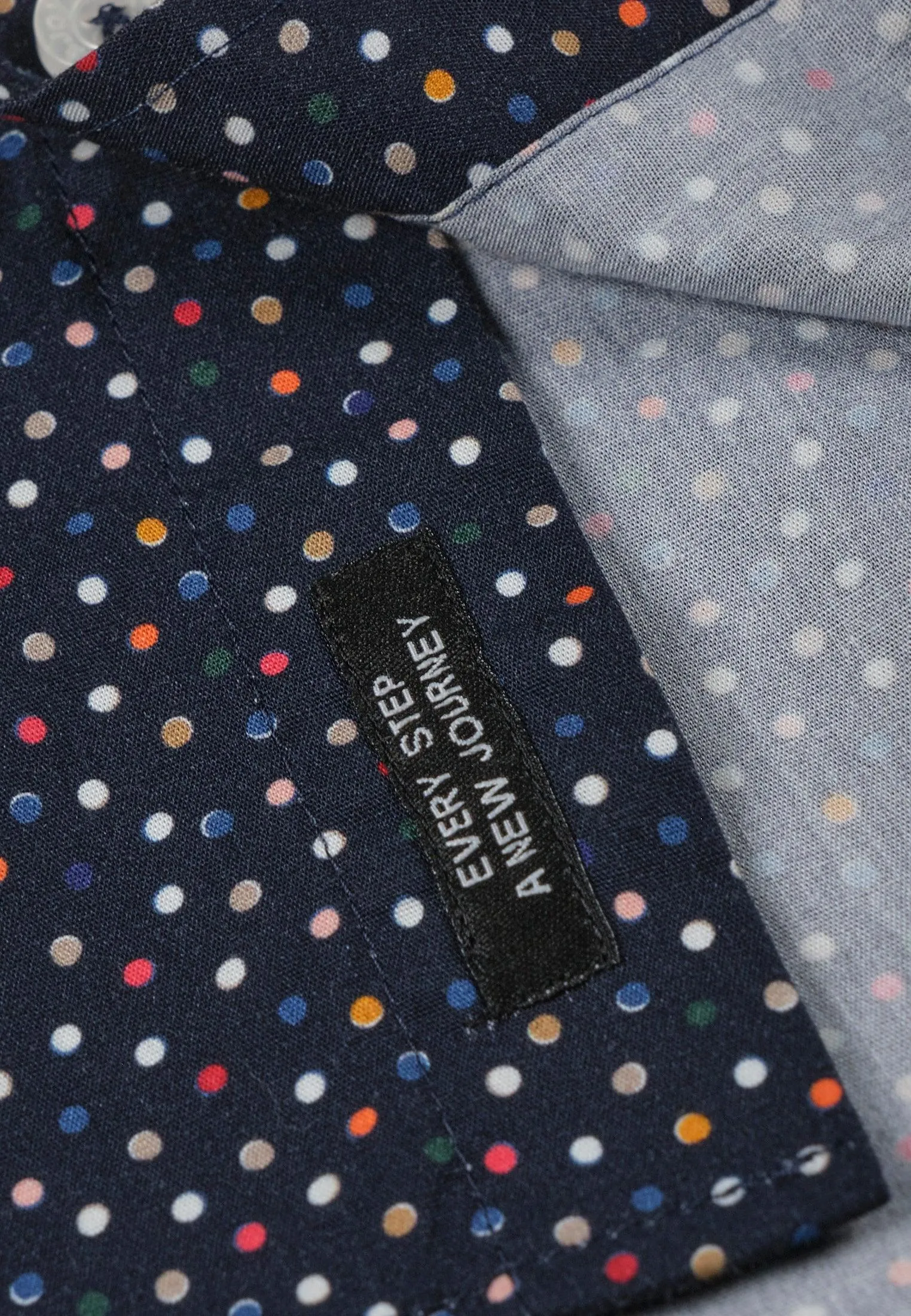 Chemise homme collector bleu marine avec ronds rouge et bleu