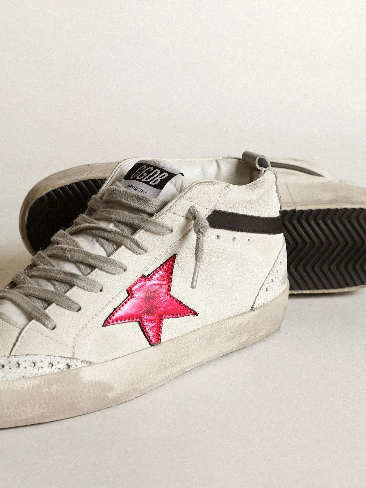 Mid Star avec étoile en cuir lamé rose et virgule noire | Golden Goose