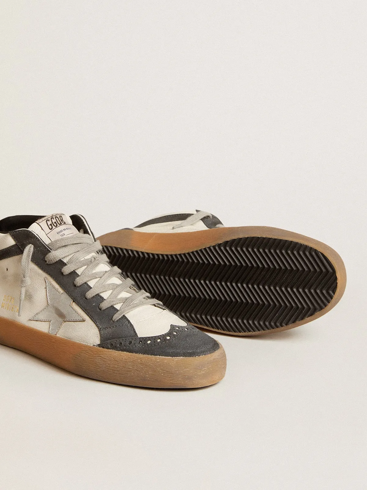 Mid Star en nappa avec étoile en cuir argenté et virgule en daim noir | Golden Goose