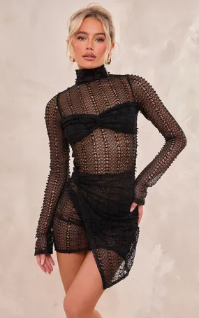 Mini-robe en dentelle transparente noire à manches longues et col montant