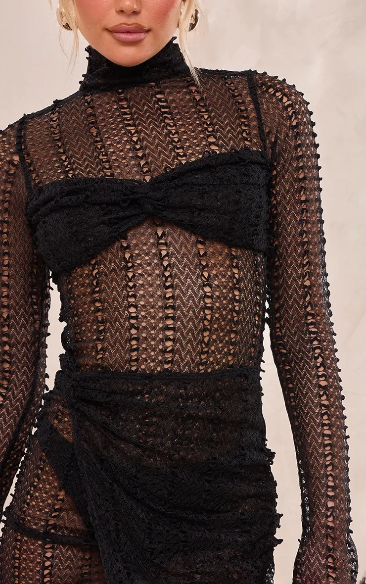 Mini-robe en dentelle transparente noire à manches longues et col montant