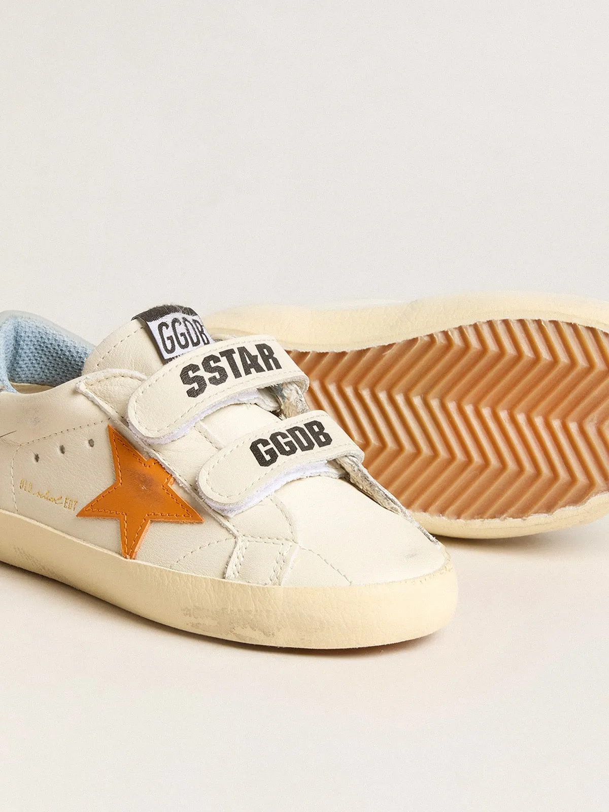 Old School Junior en cuir avec étoile orange et contrefort bleu pastel | Golden Goose