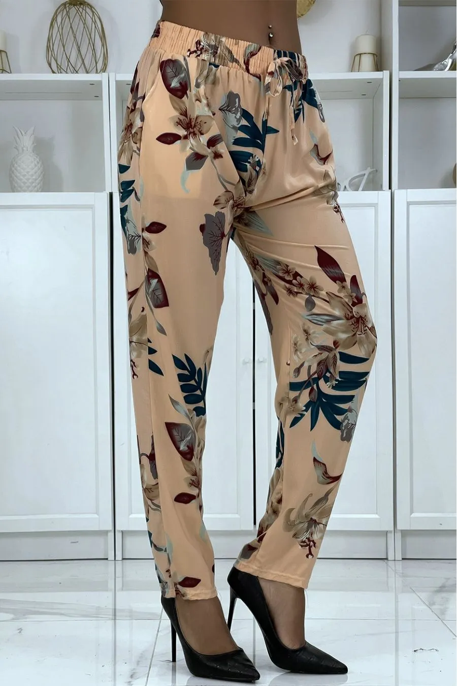 Pantalon fluide rose à motif floral B-36