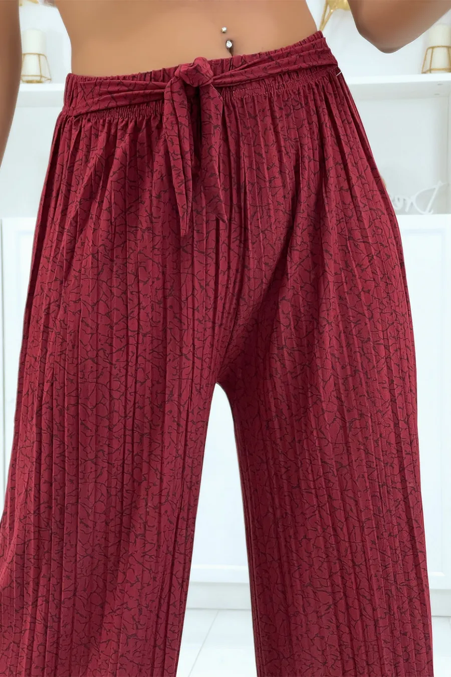 Pantalon plissé fluide bordeaux à motif marbre