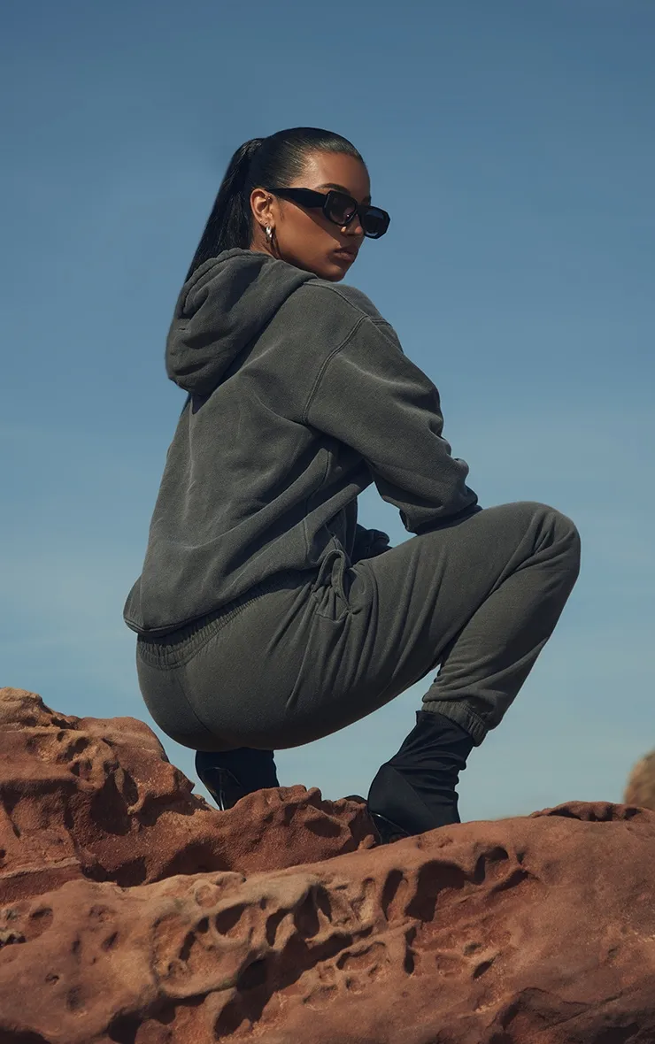 PRETTYLITTLETHING Jogging gris anthracite délavé oversize à slogan Trek