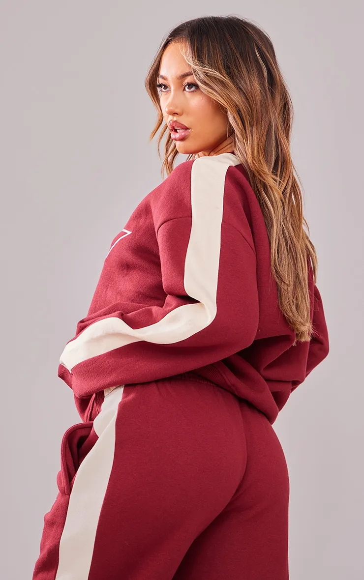 PRETTYLITTLETHING Petite Sweat oversize bordeaux à parties brodées