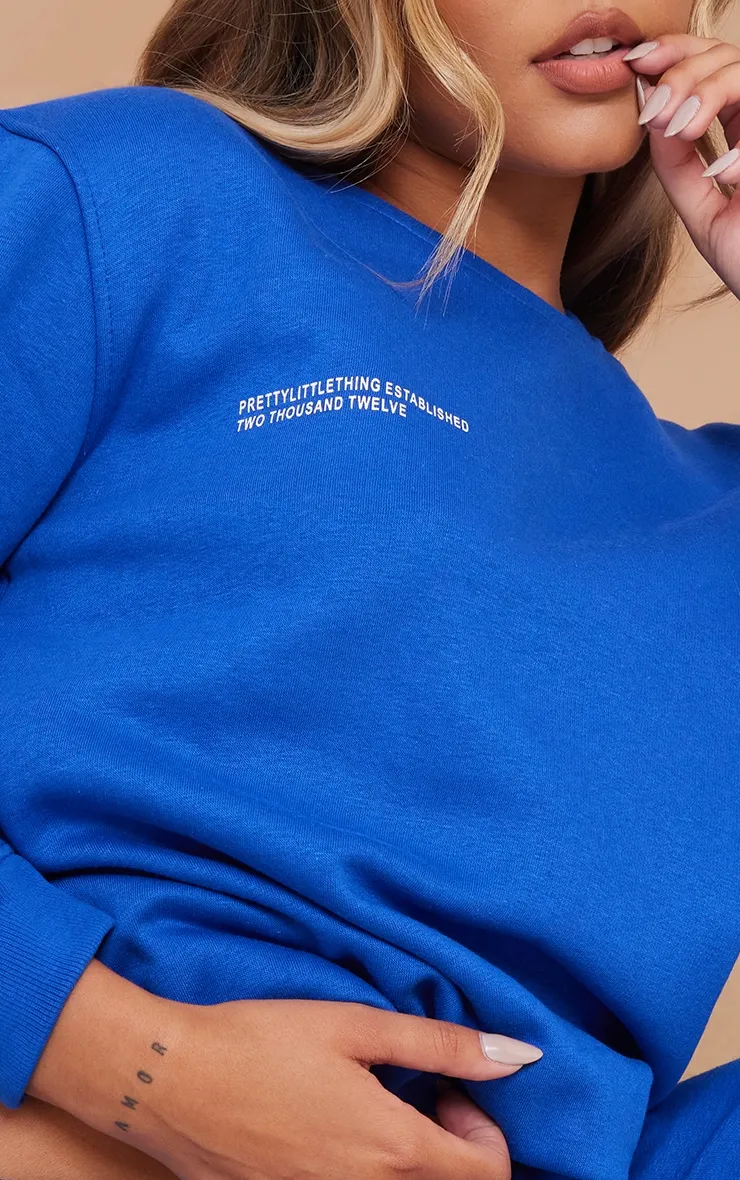 PRETTYLITTLETHING Sweat oversize bleu vif à slogan Est 2012