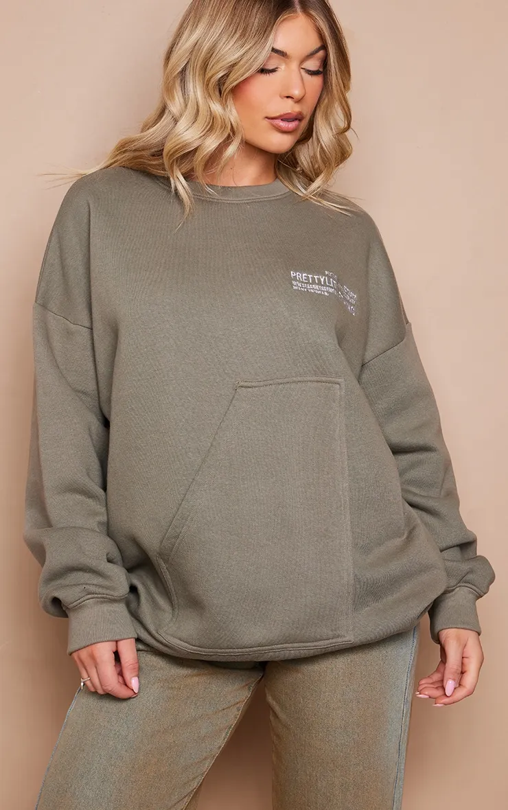 PRETTYLITTLETHING Sweat oversize sauge brodé à poche frontale