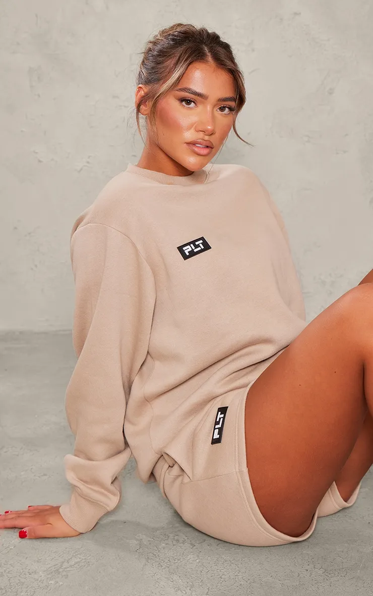 PRETTYLITTLETHING Sweat oversize taupe à col ras et détail badge