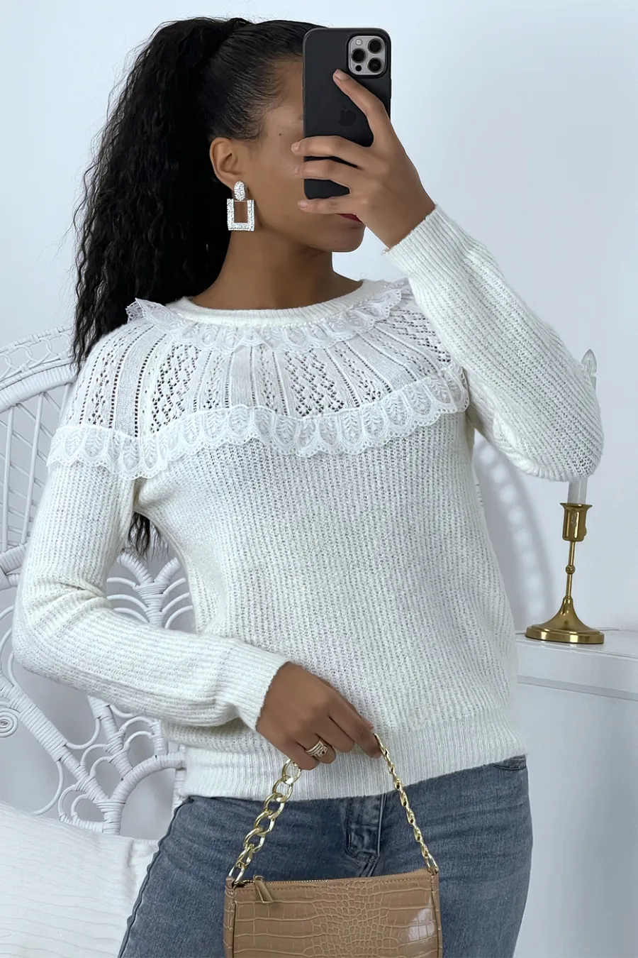 Pull blanc à col rond et volants style vintage classique
