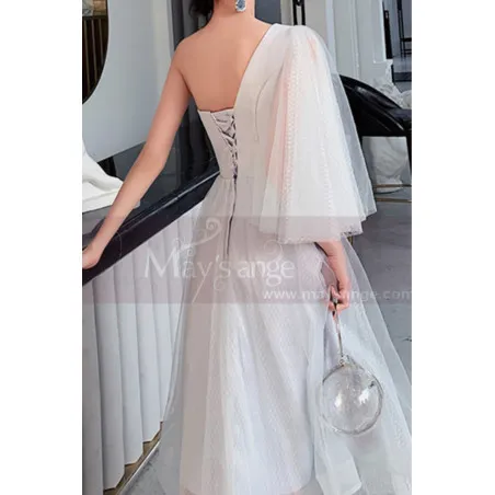 Robe Asymétrique Blanche Cintrée Pour Cérémonie Mariage En Tulle