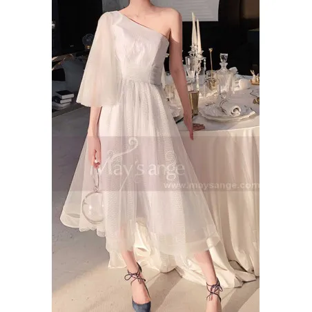 Robe Asymétrique Blanche Cintrée Pour Cérémonie Mariage En Tulle