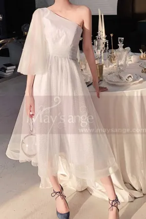 Robe Asymétrique Blanche Cintrée Pour Cérémonie Mariage En Tulle