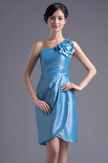 Robe asymétrique en bleu courte épaule ornée de fleur en taffetas