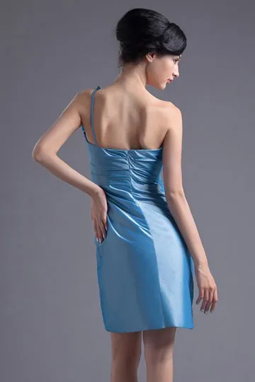 Robe asymétrique en bleu courte épaule ornée de fleur en taffetas