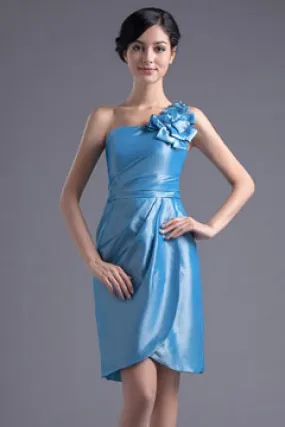 Robe asymétrique en bleu courte épaule ornée de fleur en taffetas