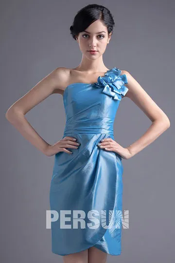 Robe asymétrique en bleu courte épaule ornée de fleur en taffetas