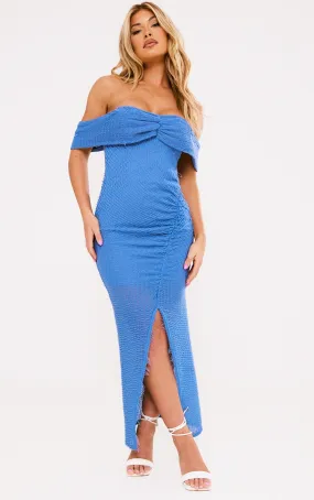 Robe asymétrique longue texturée bleue à col bardot et fronces