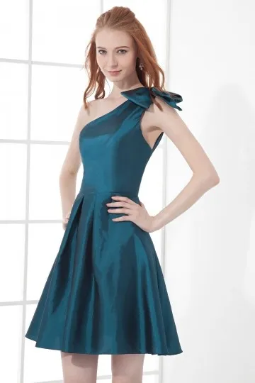 Robe asymétrique verte pour soirée avec nœud de papillon sur épaule