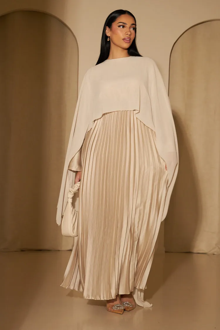 Robe beige plissée à empiècement voile