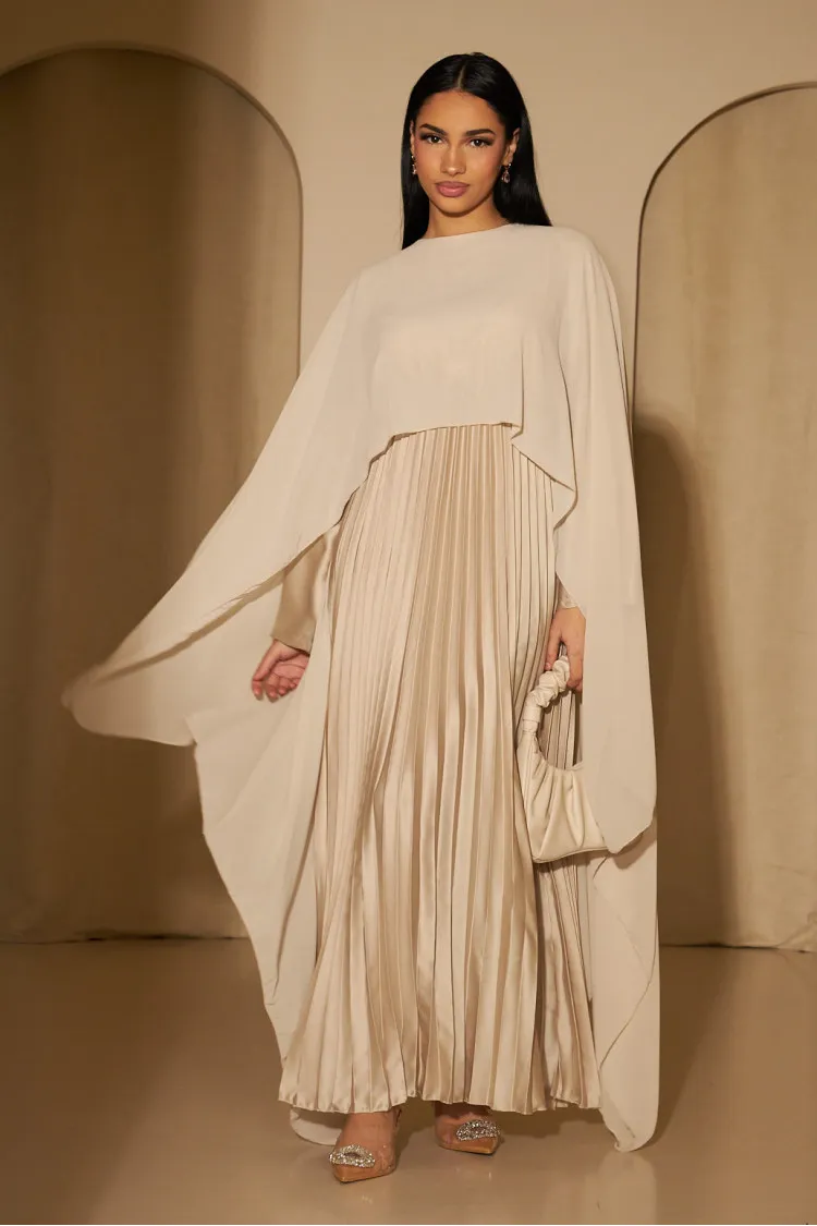 Robe beige plissée à empiècement voile