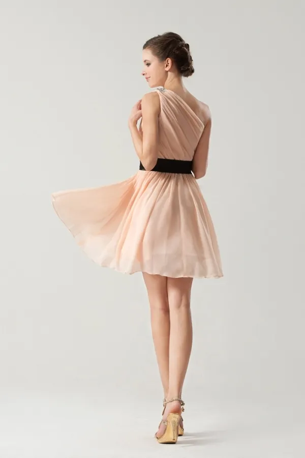 Robe couleur nude chic asymétrique ceinturée