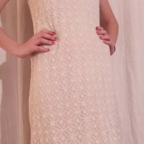 Robe courte en dentelle couleur écru motif fleur