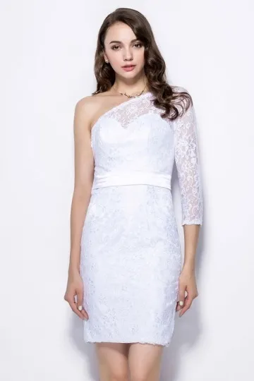 Robe de cérémonie blanche asymétrique avec une manche en dentelle