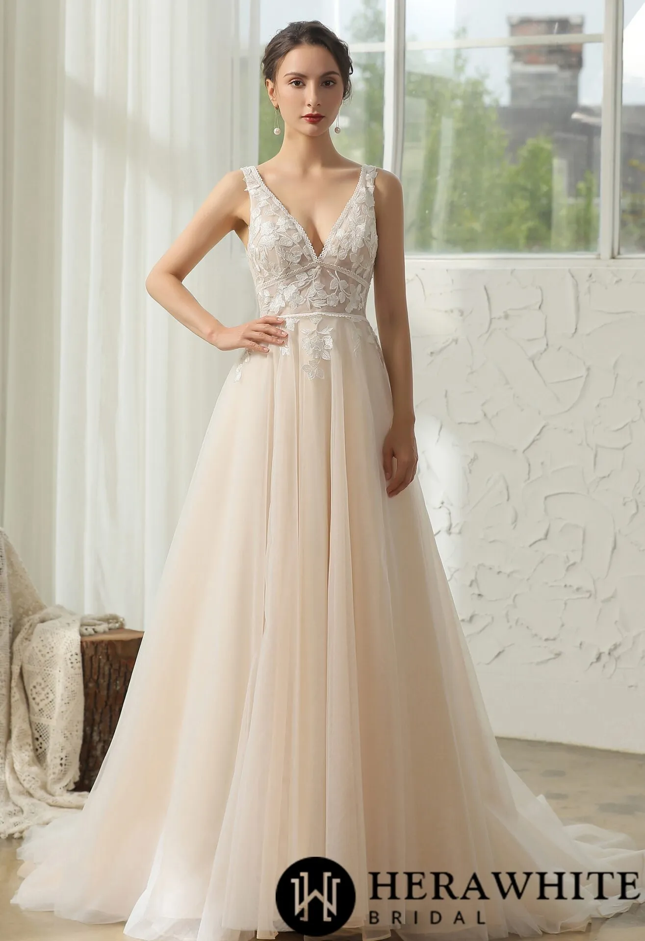 Robe de mariée moderne en dentelle florale bohème