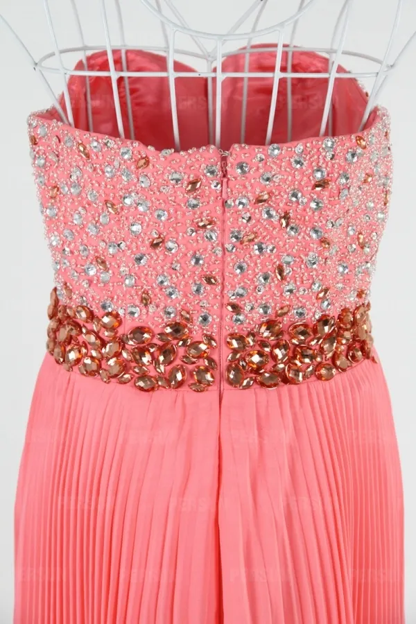 Robe de soirée bustier longue plissée ornée des bijoux de luxe