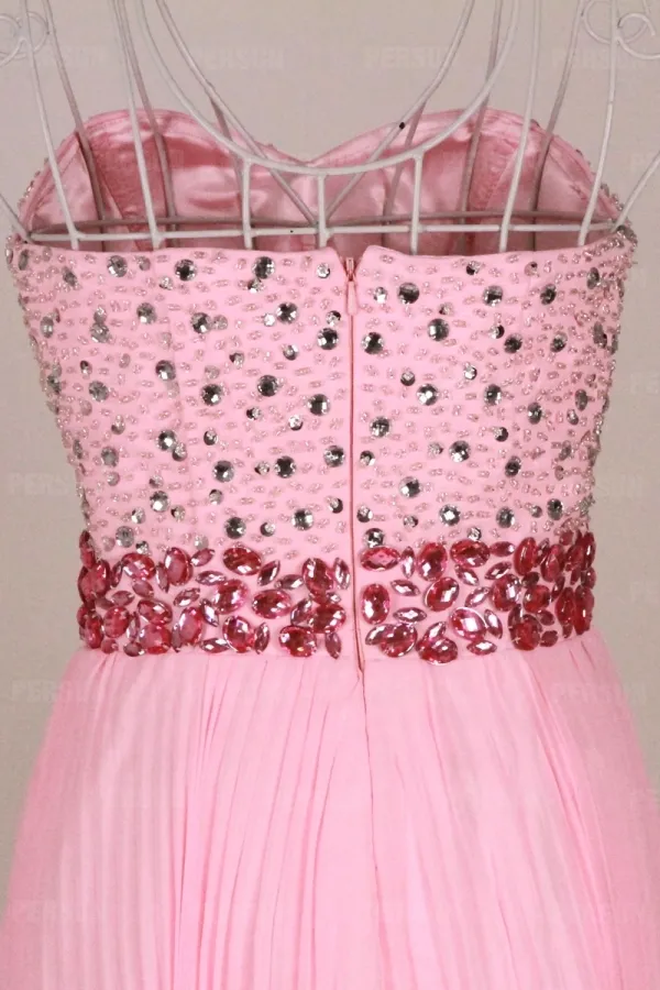 Robe de soirée bustier longue plissée ornée des bijoux de luxe