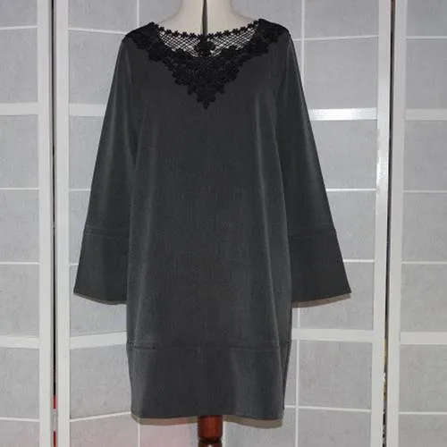 Robe droite gris foncé avec applique en dentelle noire et manches longues