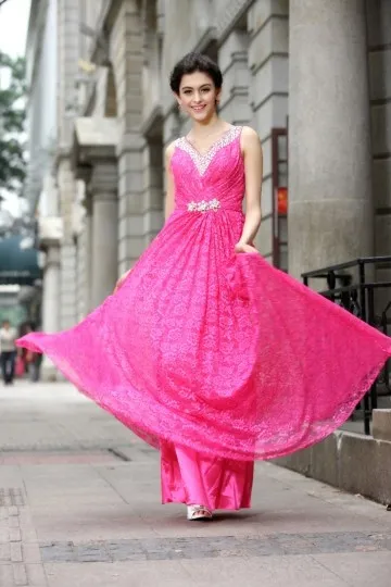 Robe en dentelle fuchsia pour mariage avec bretelles ornée de bijoux dos décolleté en V