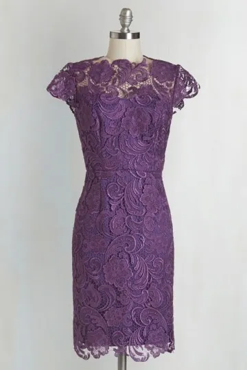 Robe en dentelle prune vintage & dos découpe colonne avec mancherons