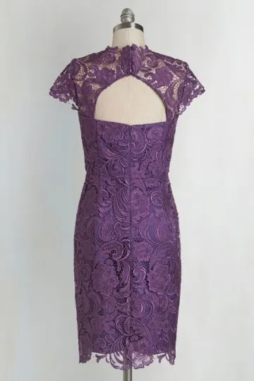 Robe en dentelle prune vintage & dos découpe colonne avec mancherons