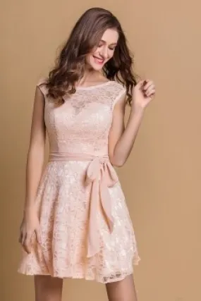 Robe en dentelle rose vintage courte encolure illusion dos V échancré