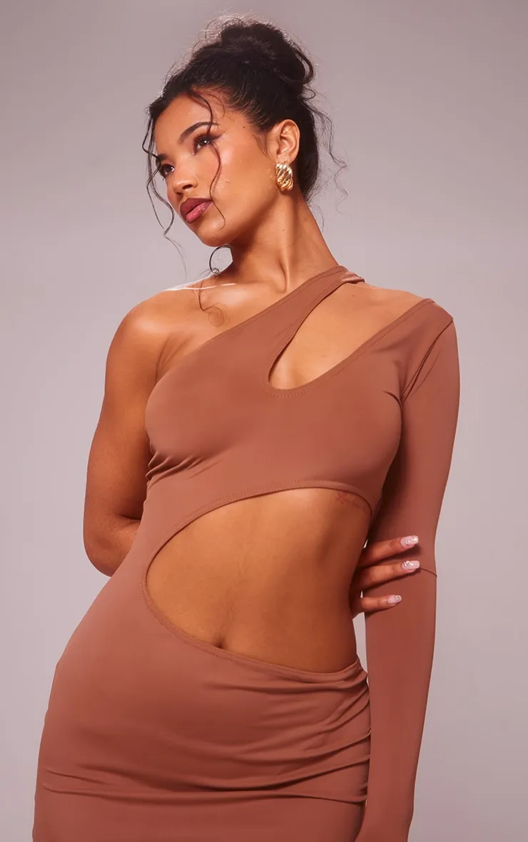 Robe longue moulante café au lait asymétrique découpée