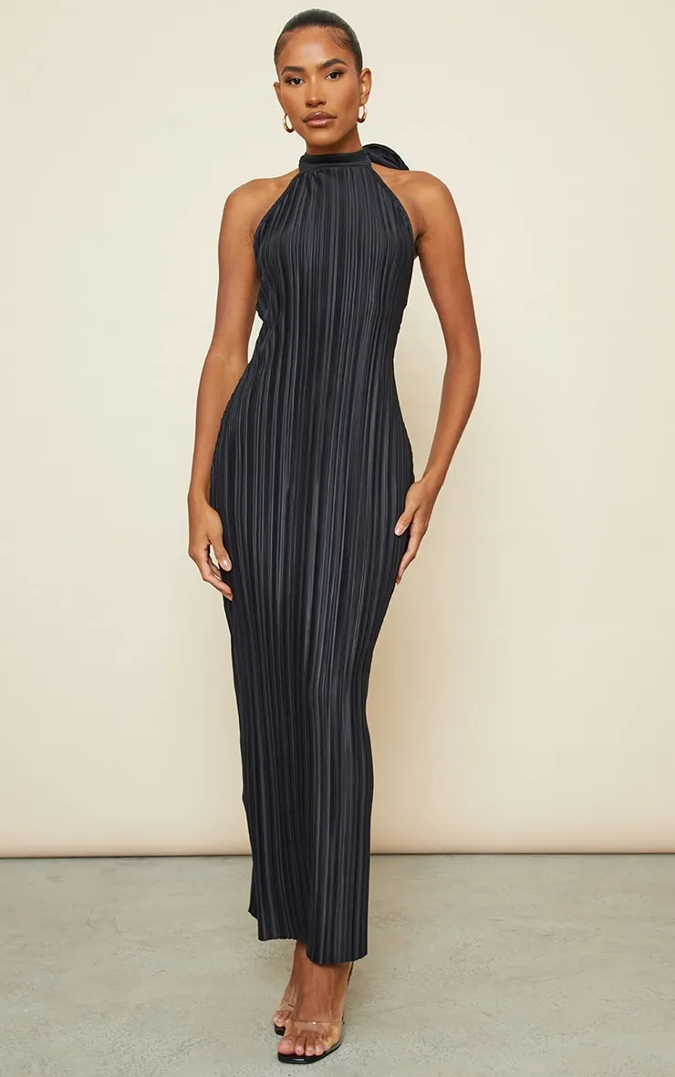 Robe longue noire plissée à col montant et dos échancré