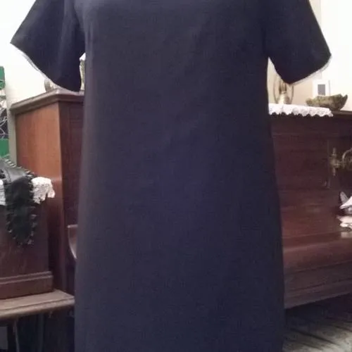 Robe manches courtes en crêpe noire et dentelle blanche
