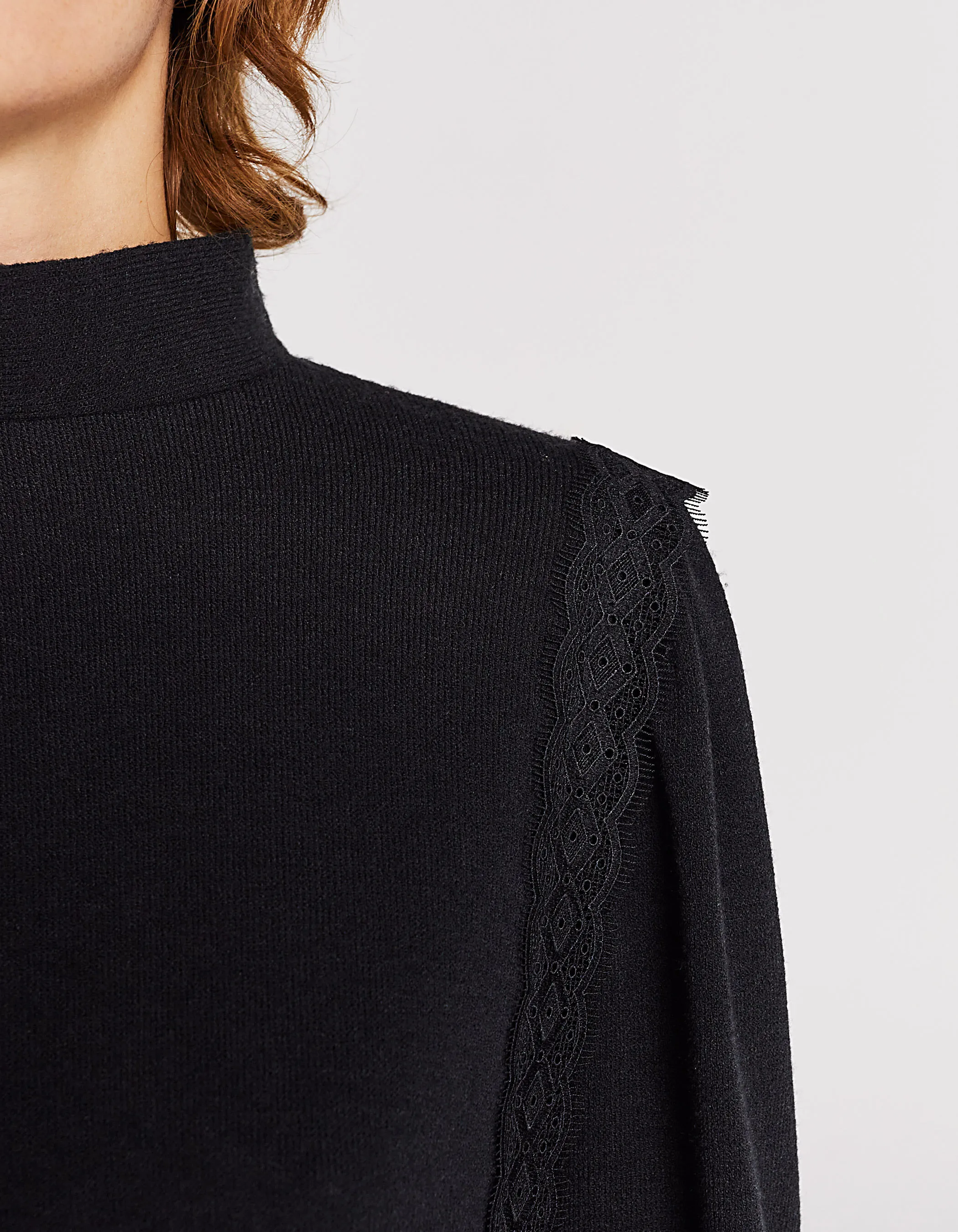 Robe noire en maille tricot apport dentelle