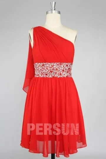 Robe rouge cocktail courte col asymétrique taille strassée