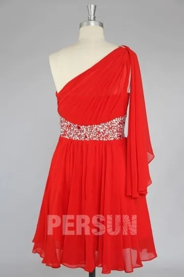 Robe rouge cocktail courte col asymétrique taille strassée