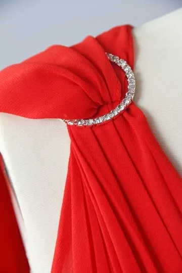 Robe rouge cocktail courte col asymétrique taille strassée