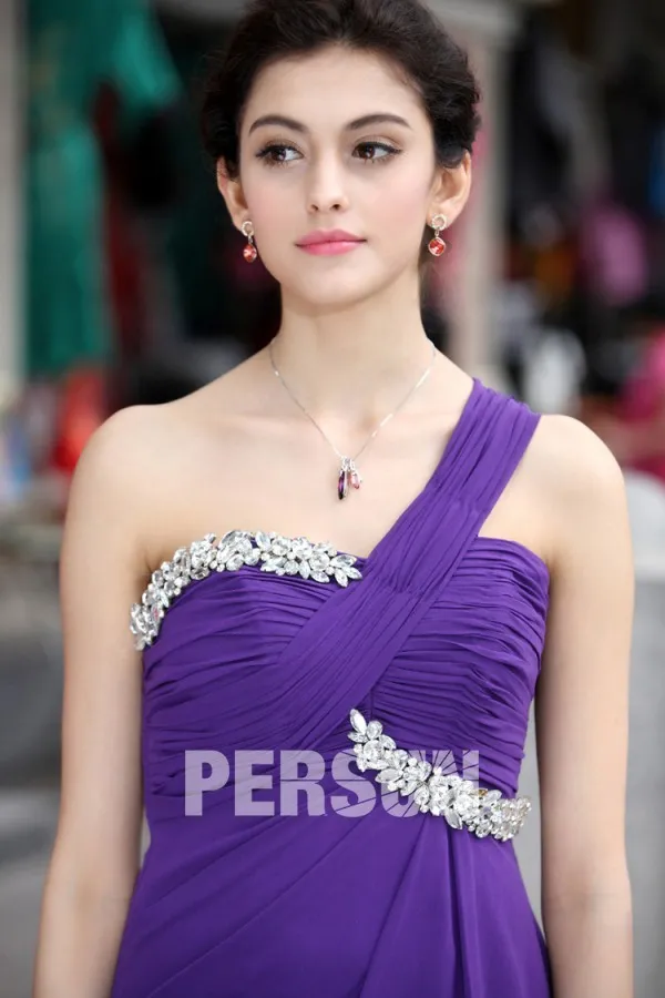 Robe violette asymétrique ruchées ornée de bijoux