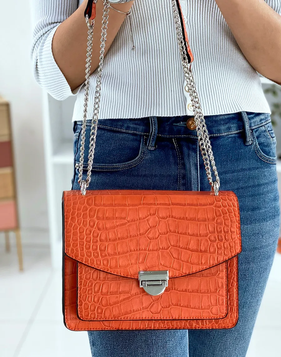 Sac orange effet croco à bandoulière en chaine argentée