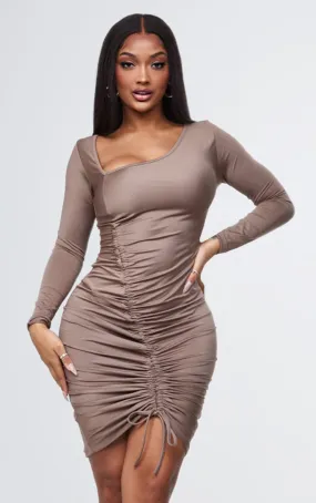 Shape Robe moulante taupe à col asymétrique froncé